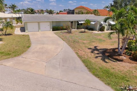 House in Punta Gorda, Florida 2 bedrooms, 144.56 sq.m. № 1743351 - photo 1