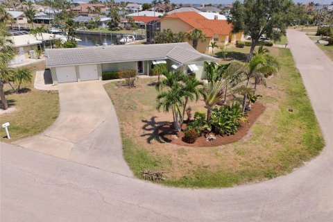 House in Punta Gorda, Florida 2 bedrooms, 144.56 sq.m. № 1743351 - photo 11