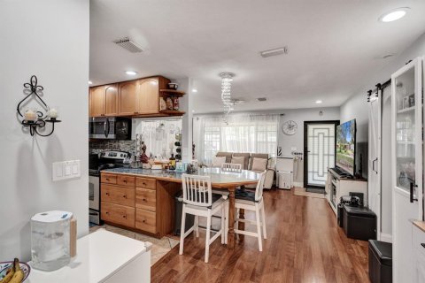 Villa ou maison à vendre à Hollywood, Floride: 2 chambres, 102.94 m2 № 2422863 - photo 10