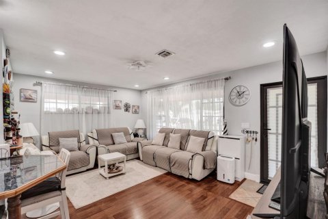 Villa ou maison à vendre à Hollywood, Floride: 2 chambres, 102.94 m2 № 2422863 - photo 8