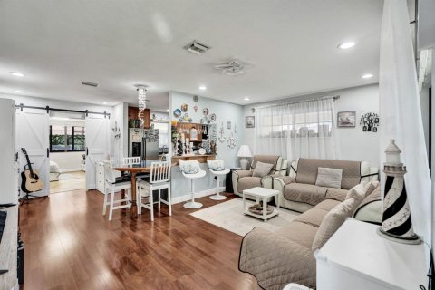 Villa ou maison à vendre à Hollywood, Floride: 2 chambres, 102.94 m2 № 2422863 - photo 5