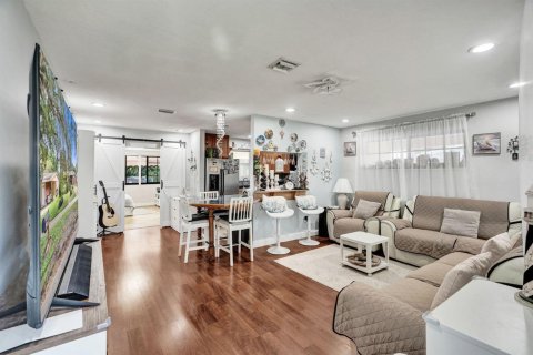 Villa ou maison à vendre à Hollywood, Floride: 2 chambres, 102.94 m2 № 2422863 - photo 4