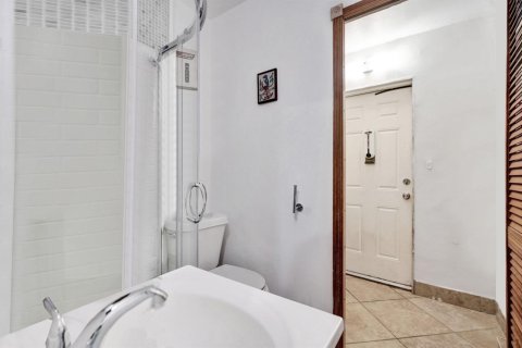Villa ou maison à vendre à Hollywood, Floride: 2 chambres, 102.94 m2 № 2422863 - photo 19