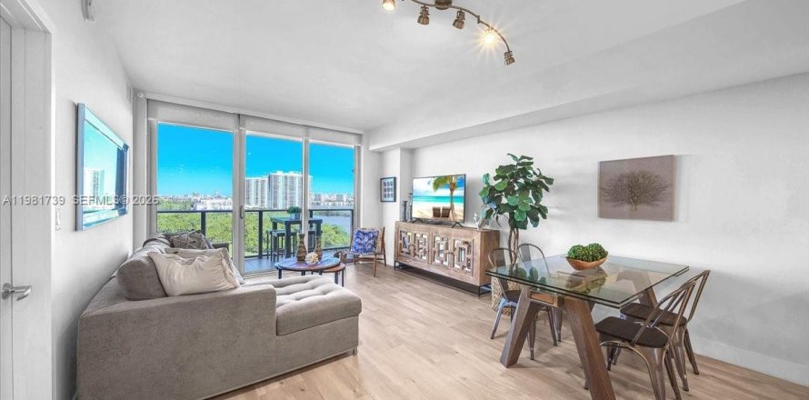 Condo in North Miami Beach, Florida, 2 bedrooms  № 2043000
