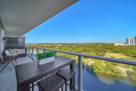 Condo in North Miami Beach, Florida, 2 bedrooms  № 2043000 - photo 2