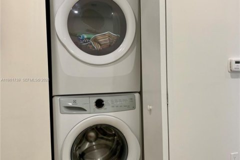 Condo in North Miami Beach, Florida, 2 bedrooms  № 2043000 - photo 22