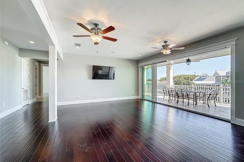 Casa en venta en Holmes Beach, Florida, 5 dormitorios, 492.38 m2 № 2226356 - foto 9