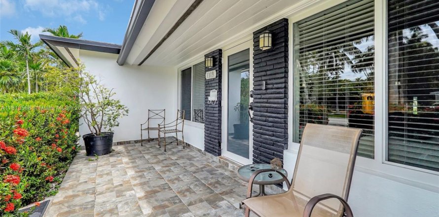 House in Hollywood, Florida 3 bedrooms, 130.62 sq.m. № 1761740
