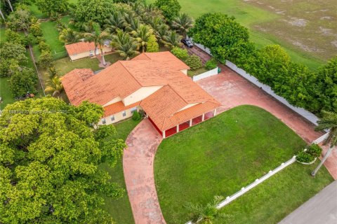 Casa en venta en Miami, Florida, 5 dormitorios, 383.78 m2 № 1962911 - foto 2