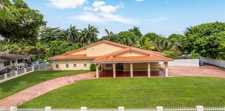 Casa en Miami, Florida 5 dormitorios, 383.78 m2 № 1962911