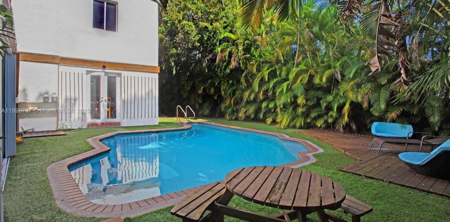 Дом в Майами, Флорида 4 спальни, 233.93м2 № 1948364