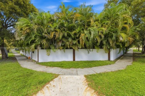 Купить виллу или дом в Майами, Флорида 4 спальни, 233.93м2, № 1948364 - фото 25