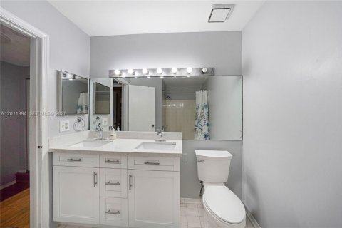 Townhouse in Weston, Florida 2 bedrooms, 103.12 sq.m. № 2076147 - photo 20