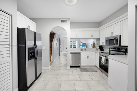 Townhouse in Weston, Florida 2 bedrooms, 103.12 sq.m. № 2076147 - photo 17