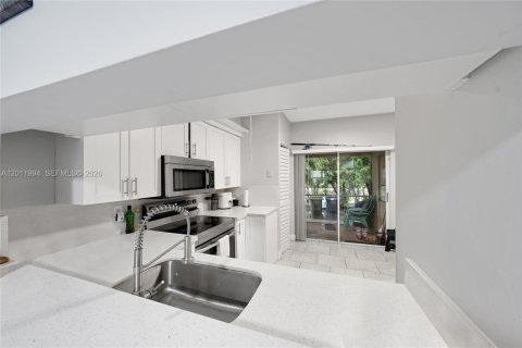 Townhouse in Weston, Florida 2 bedrooms, 103.12 sq.m. № 2076147 - photo 11
