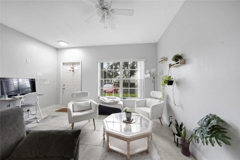 Townhouse in Weston, Florida 2 bedrooms, 103.12 sq.m. № 2076147 - photo 5