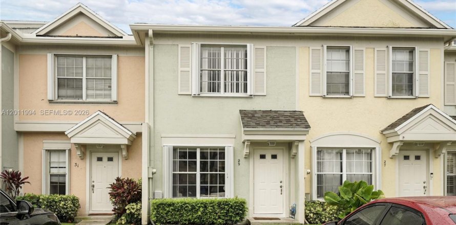 Townhouse in Weston, Florida 2 bedrooms, 103.12 sq.m. № 2076147