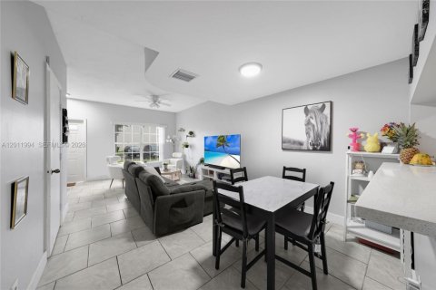Townhouse in Weston, Florida 2 bedrooms, 103.12 sq.m. № 2076147 - photo 7