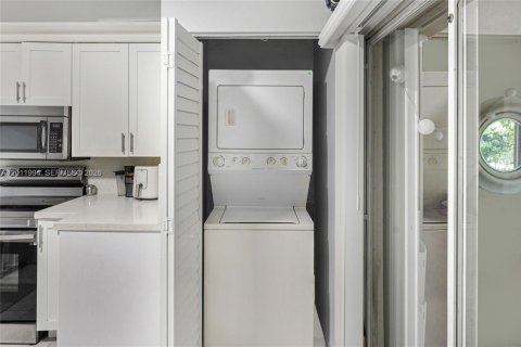 Townhouse in Weston, Florida 2 bedrooms, 103.12 sq.m. № 2076147 - photo 15