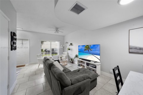 Townhouse in Weston, Florida 2 bedrooms, 103.12 sq.m. № 2076147 - photo 8