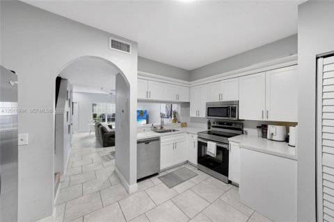 Townhouse in Weston, Florida 2 bedrooms, 103.12 sq.m. № 2076147 - photo 13