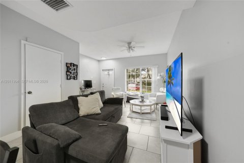 Townhouse in Weston, Florida 2 bedrooms, 103.12 sq.m. № 2076147 - photo 6