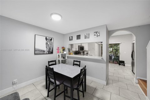 Townhouse in Weston, Florida 2 bedrooms, 103.12 sq.m. № 2076147 - photo 10