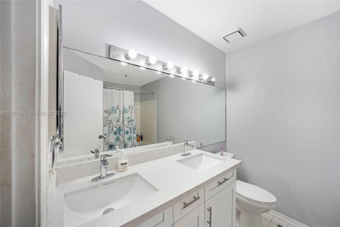Townhouse in Weston, Florida 2 bedrooms, 103.12 sq.m. № 2076147 - photo 18