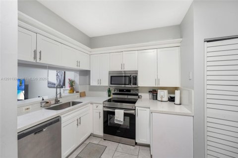 Townhouse in Weston, Florida 2 bedrooms, 103.12 sq.m. № 2076147 - photo 12
