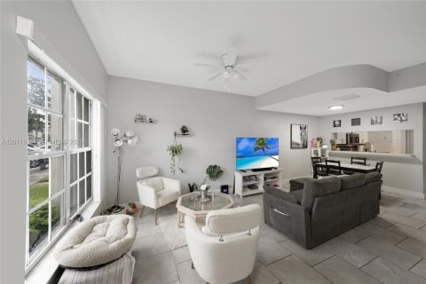Townhouse in Weston, Florida 2 bedrooms, 103.12 sq.m. № 2076147 - photo 2