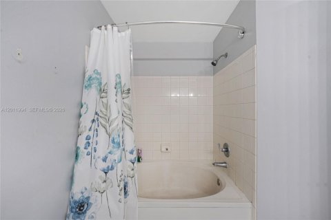 Townhouse in Weston, Florida 2 bedrooms, 103.12 sq.m. № 2076147 - photo 19