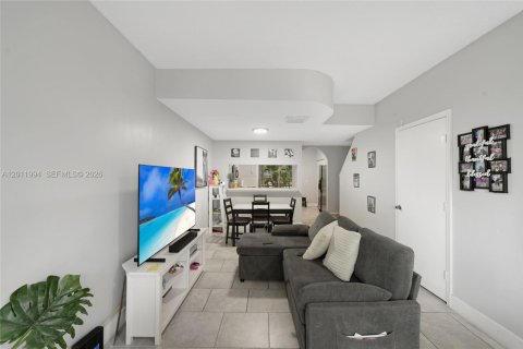 Townhouse in Weston, Florida 2 bedrooms, 103.12 sq.m. № 2076147 - photo 3