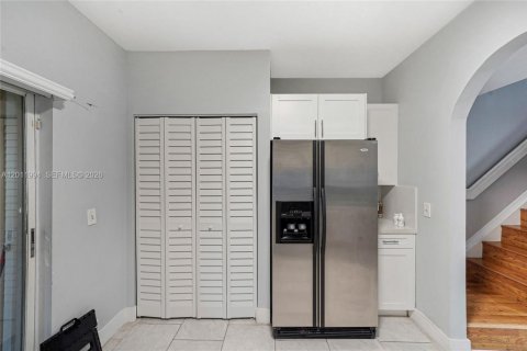 Townhouse in Weston, Florida 2 bedrooms, 103.12 sq.m. № 2076147 - photo 14