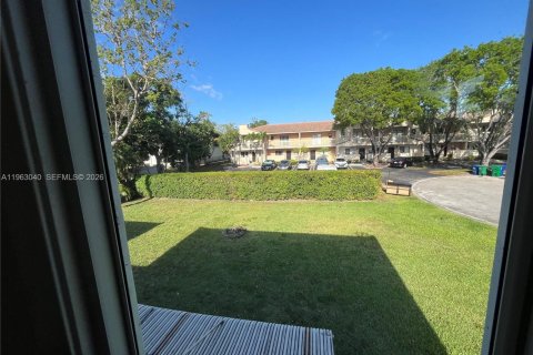 Villa ou maison à louer à Coral Springs, Floride: 2 chambres, 239.69 m2 № 2024203 - photo 13