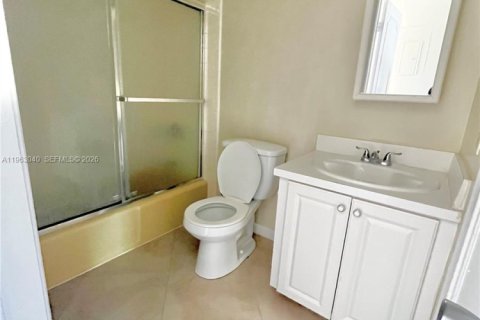 Villa ou maison à louer à Coral Springs, Floride: 2 chambres, 239.69 m2 № 2024203 - photo 10