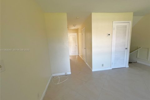 Villa ou maison à louer à Coral Springs, Floride: 2 chambres, 239.69 m2 № 2024203 - photo 6