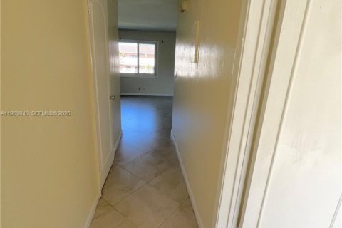 Villa ou maison à louer à Coral Springs, Floride: 2 chambres, 239.69 m2 № 2024203 - photo 7