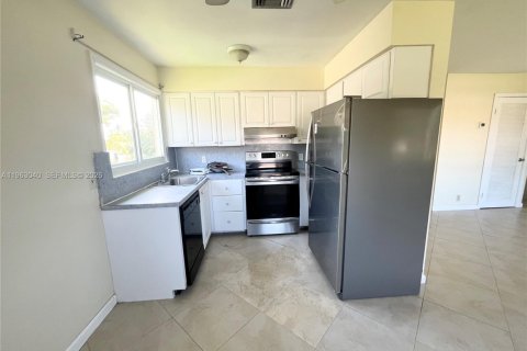 Villa ou maison à louer à Coral Springs, Floride: 2 chambres, 239.69 m2 № 2024203 - photo 5