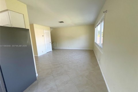 Villa ou maison à louer à Coral Springs, Floride: 2 chambres, 239.69 m2 № 2024203 - photo 4