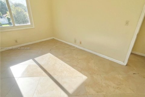 Villa ou maison à louer à Coral Springs, Floride: 2 chambres, 239.69 m2 № 2024203 - photo 9