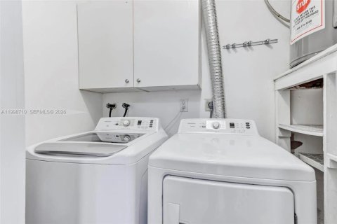 Villa ou maison à louer à Fort Lauderdale, Floride: 3 chambres, 111.48 m2 № 2060879 - photo 2