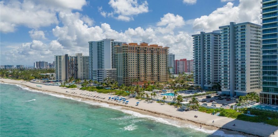 Condo à Hallandale Beach, Floride, 3 chambres  № 1797732