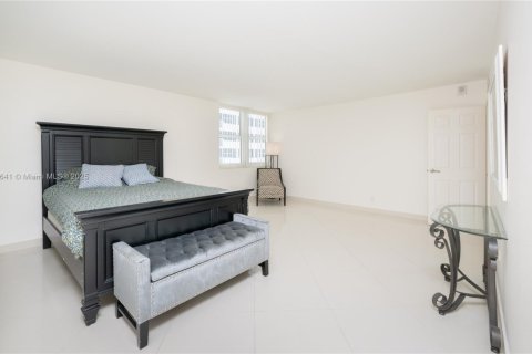 Copropriété à vendre à Hallandale Beach, Floride: 3 chambres, 172.43 m2 № 1797732 - photo 17