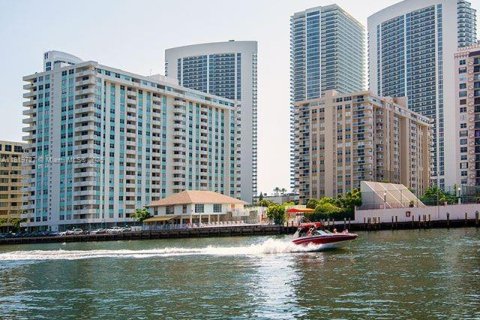 Condo in Hallandale Beach, Florida, 2 bedrooms  № 1780075 - photo 1
