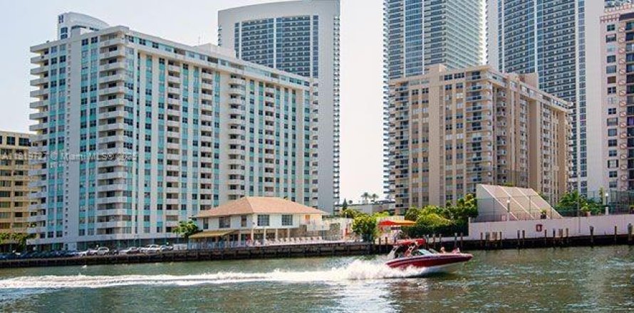 Condo in Hallandale Beach, Florida, 2 bedrooms  № 1780075