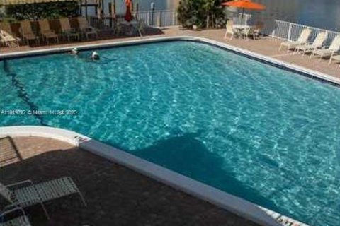 Condo in Hallandale Beach, Florida, 2 bedrooms  № 1780075 - photo 7