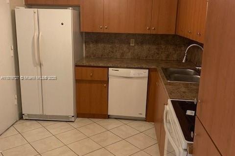 Condo in Hallandale Beach, Florida, 2 bedrooms  № 1780075 - photo 11