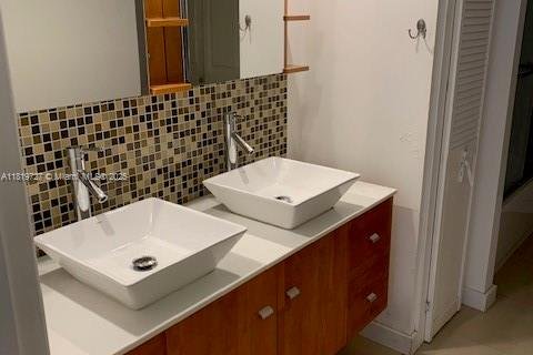 Condo in Hallandale Beach, Florida, 2 bedrooms  № 1780075 - photo 17