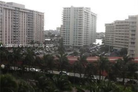 Condo in Hallandale Beach, Florida, 2 bedrooms  № 1780075 - photo 3