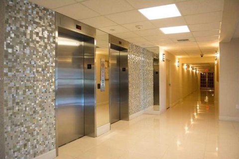 Condo in Hallandale Beach, Florida, 2 bedrooms  № 1780075 - photo 5